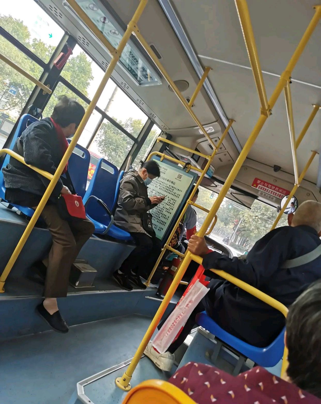 西安公交车上,上来七八个老人整个车厢跟装扩音器一样,你怎么看