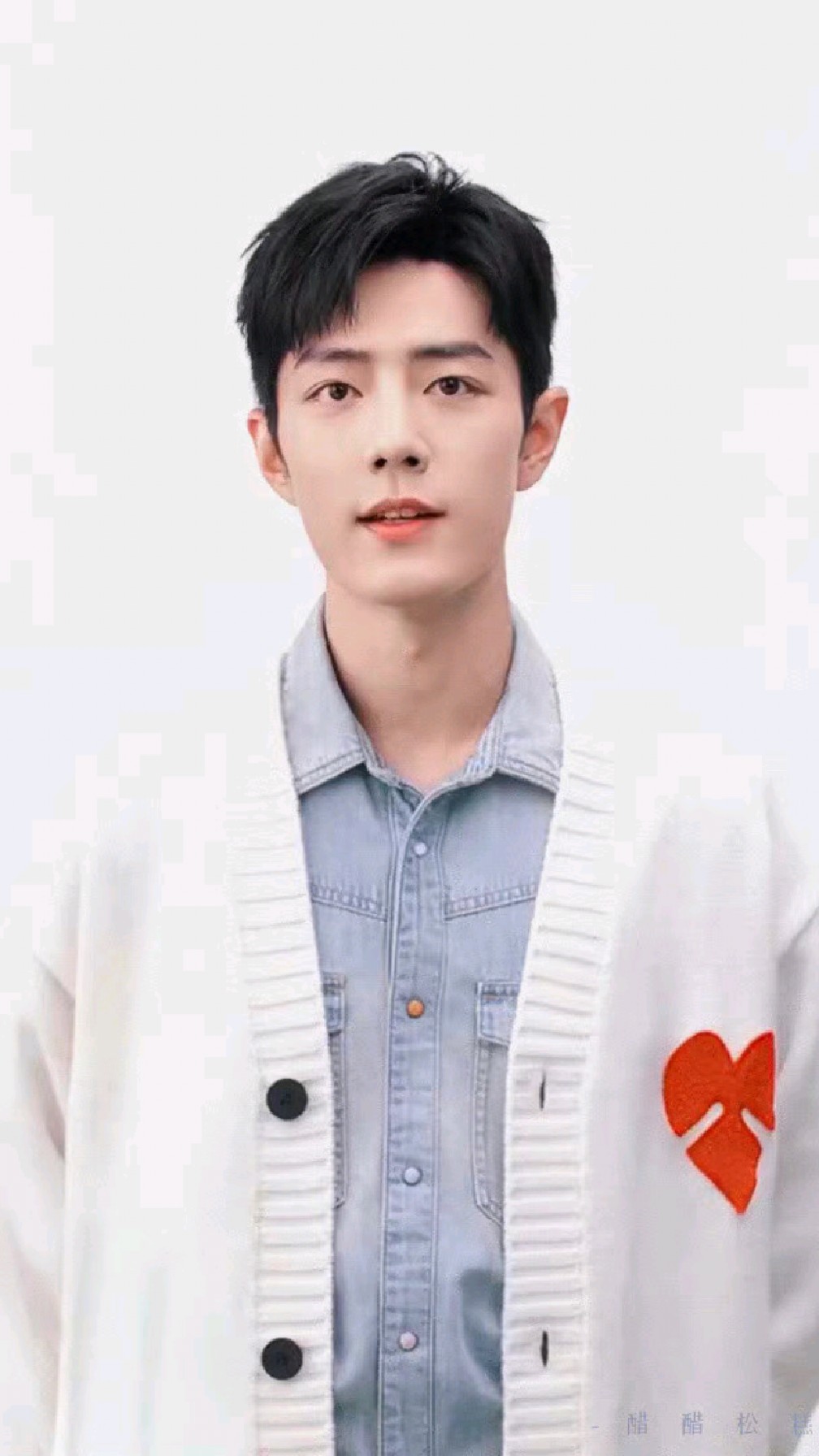 肖战身穿白色开衫毛衣外套,像贵气公子哥的感觉,帅气又迷人,有种邻家