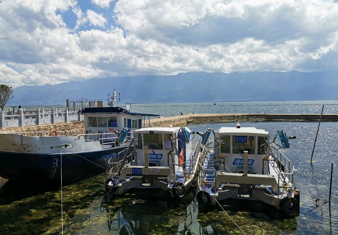 大理洱海边上美景,挖色码头风景不错啊,游客多多