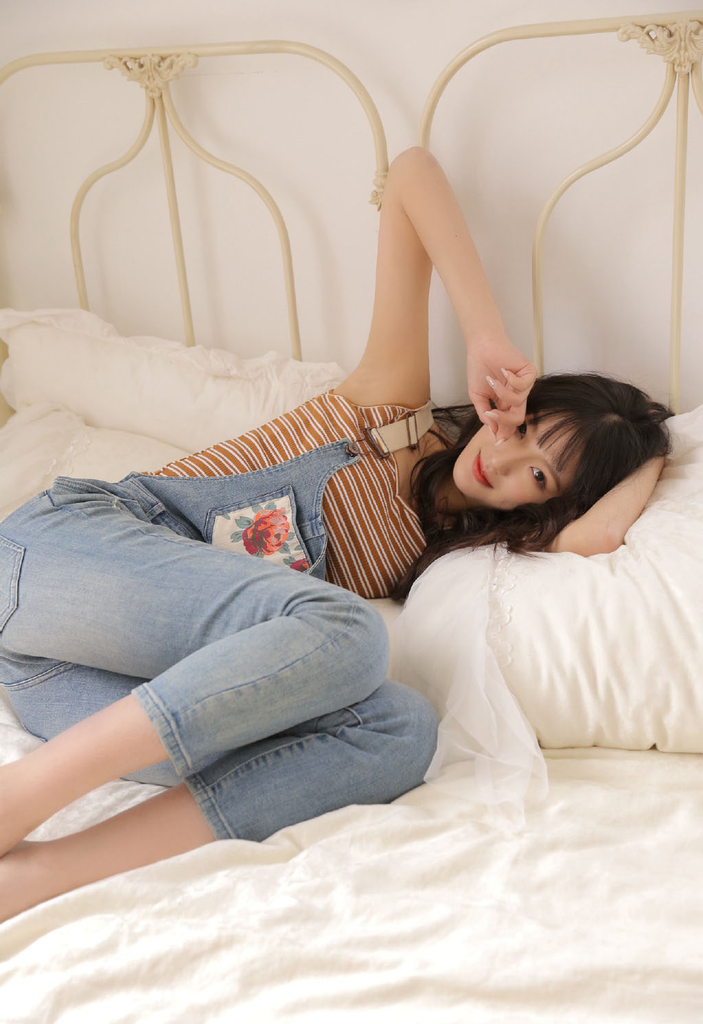 治愈系清纯美女吊带装写真秀