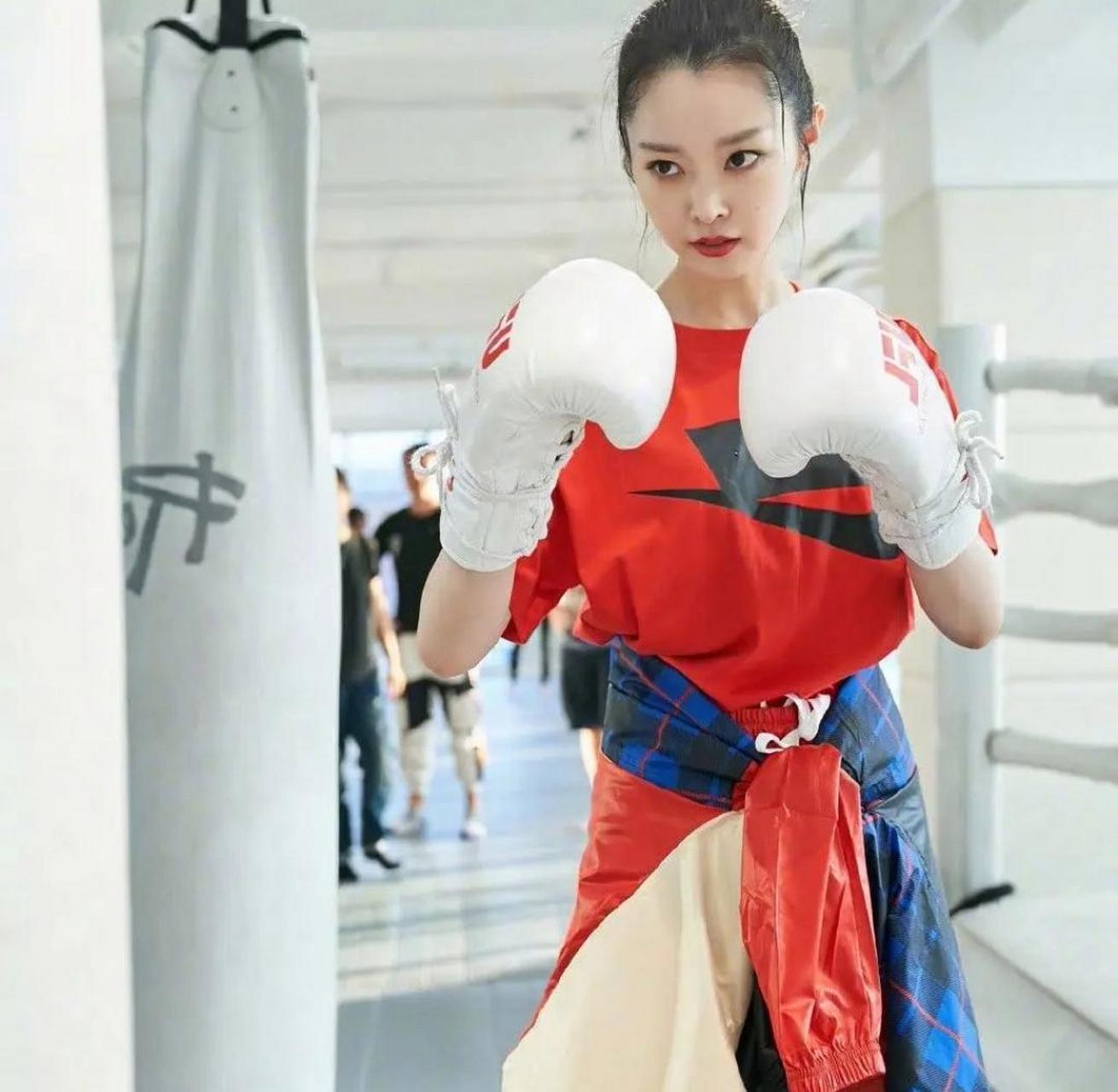 宋轶的运动范真帅,穿着运动衣,戴着拳击手套,真是飒爽英姿.