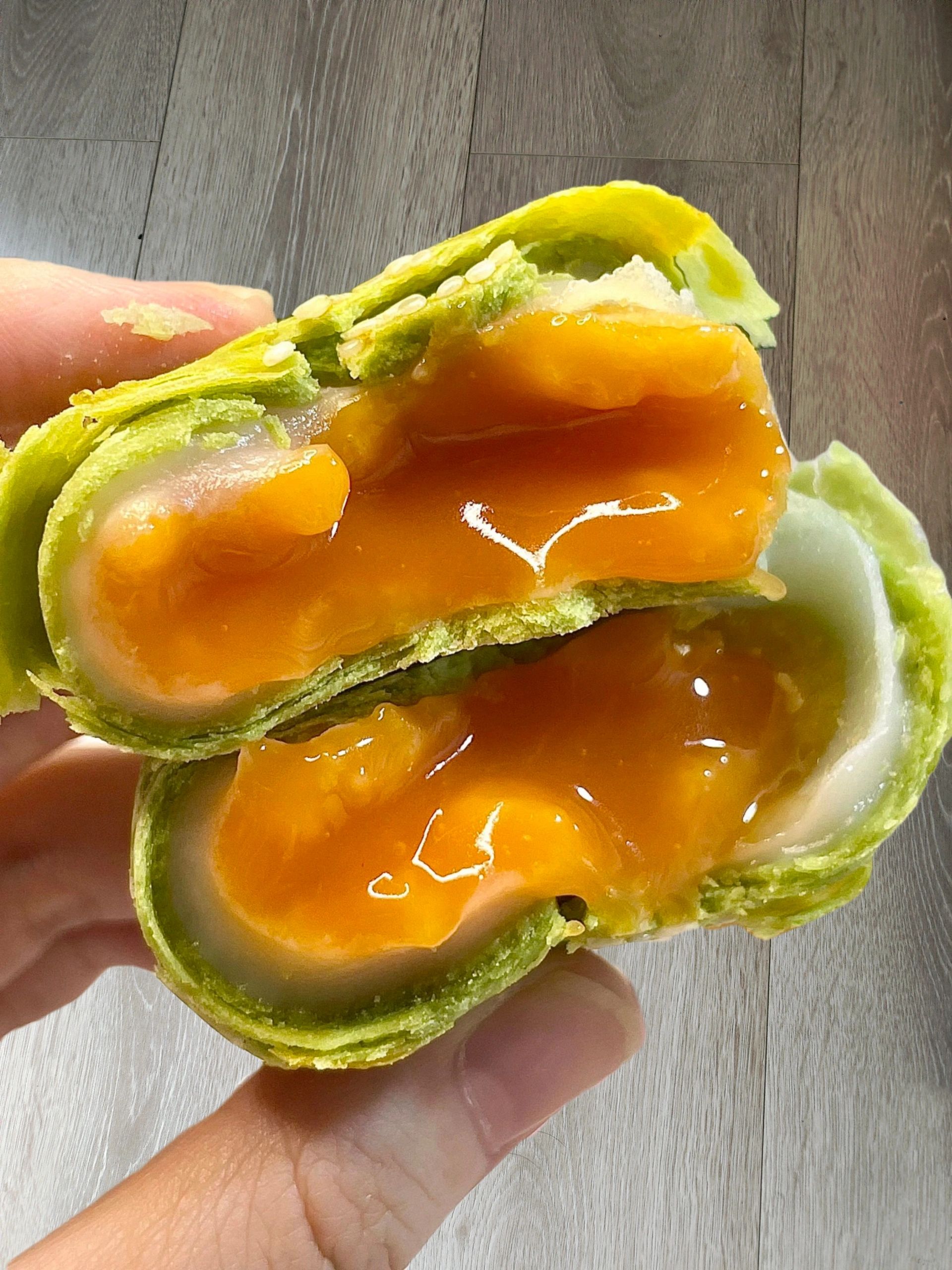 啊啊啊啊这个抹茶流心蛋黄酥也太好吃了吧