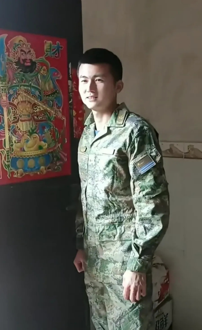 回到農村探親的一位海軍軍士,身上筆挺的21式作訓服讓這位戰士更加