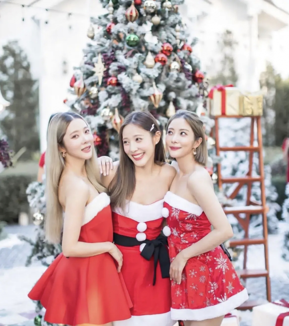 不知道为什么一看到圣诞节风格的就想起当年的劳荣枝.[左捂脸]