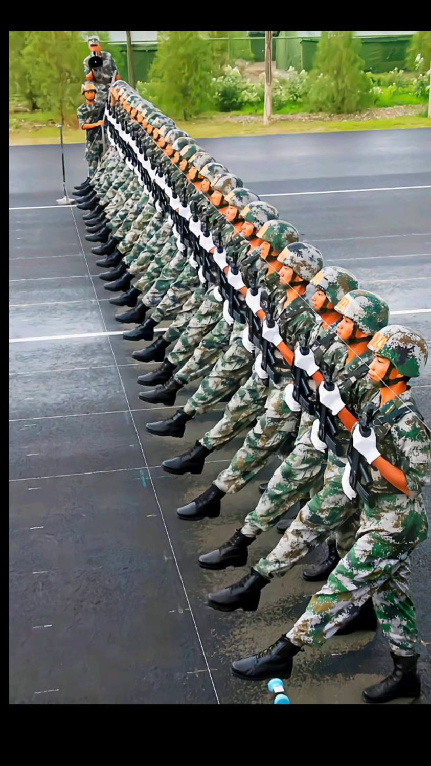 当听到正步走的口令后,单兵左脚向正前方踢出约75厘米,腿要绷直,脚尖