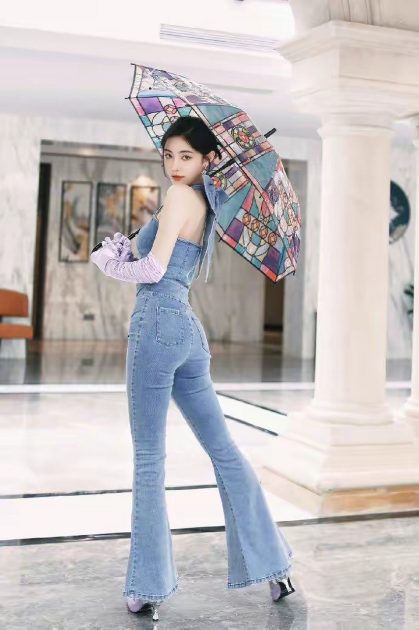 许佳琪紧身牛仔服,百搭的时尚元素,经过她的巧妙搭配和演绎,展现出了