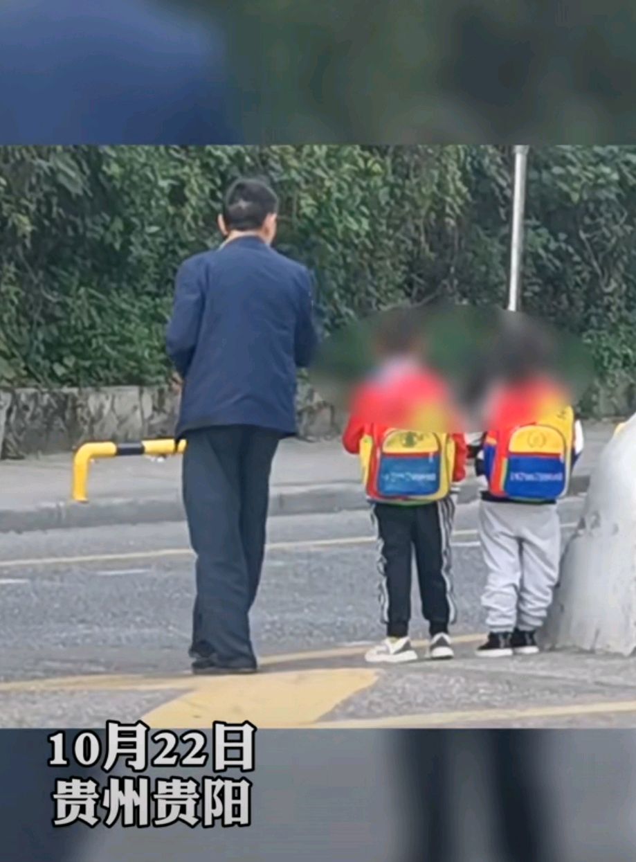 贵州贵阳一父亲,接娃放学横穿马路,到底是接的安心还是担心?