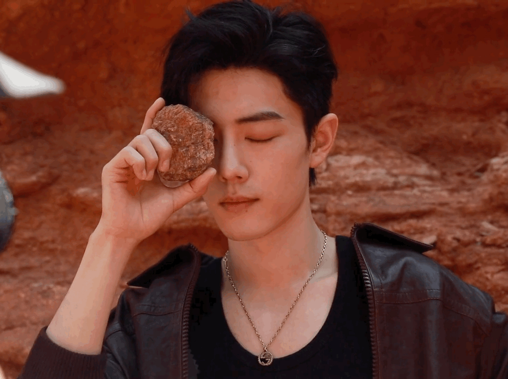 肖战沙漠旅拍有点帅哟,意境十足,更是忙里偷闲.#肖战# #肖战玉骨遥