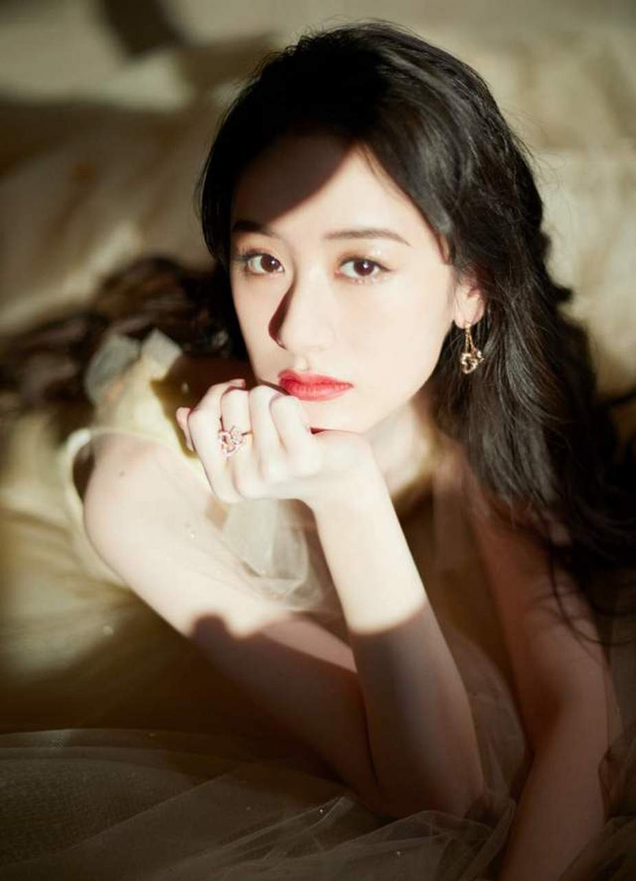 袁冰妍身着鹅黄纱裙搭配甜美编发,珠宝点缀搭配香草冰淇淋色裙身,在