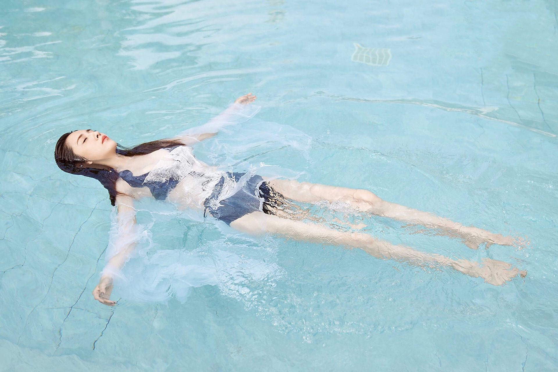 王晓晨 写真大片  秀美腿玉足