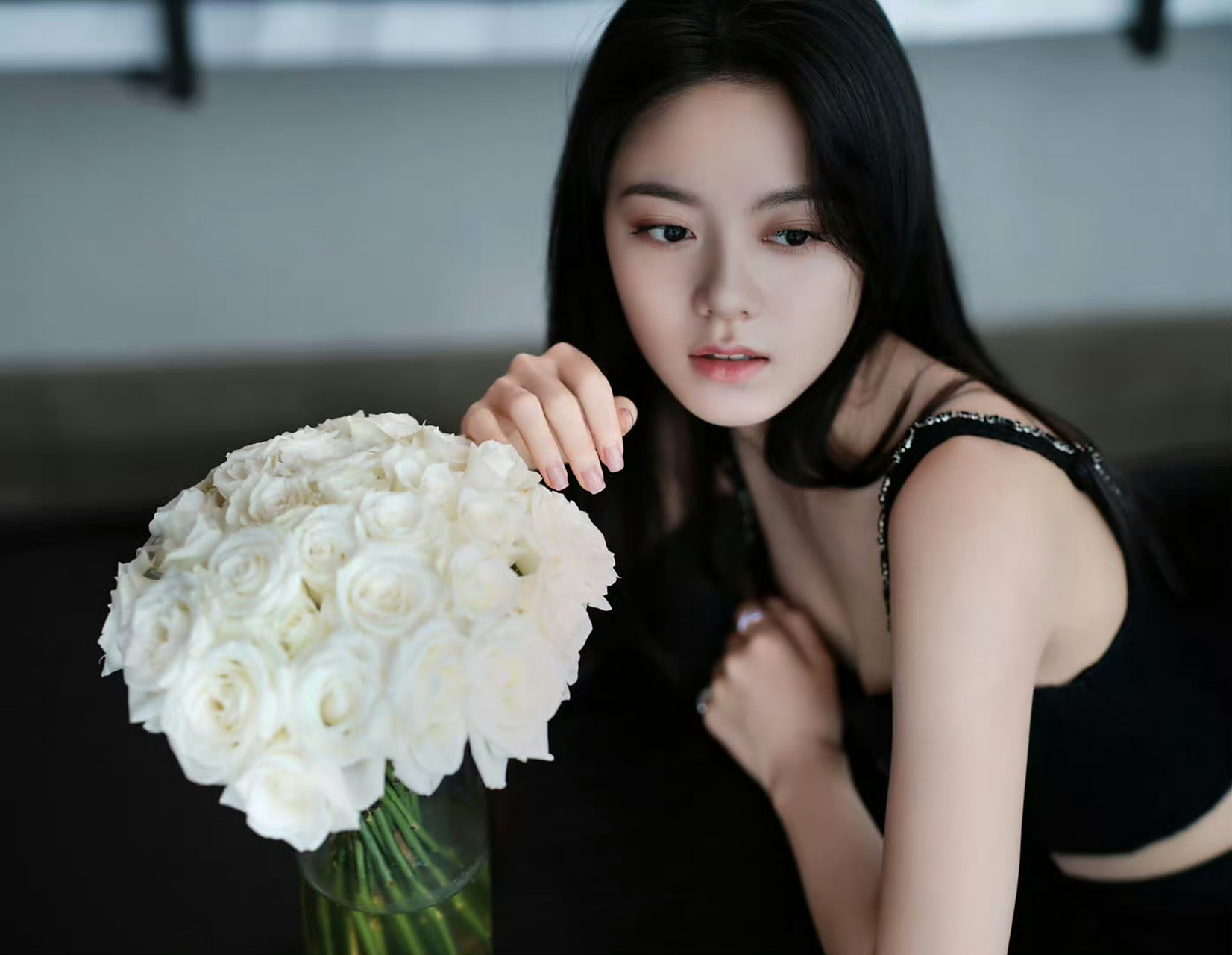 赵今麦新造型# 黑吊带77高腰裤的造型好a好飒呀[色]麦麦今天好美