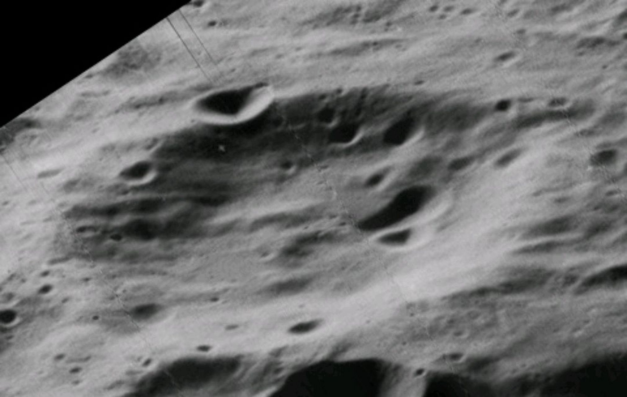 万户环形山(wan-hoo)是位于月球背面赤道区的一座大型撞击坑,约形成于