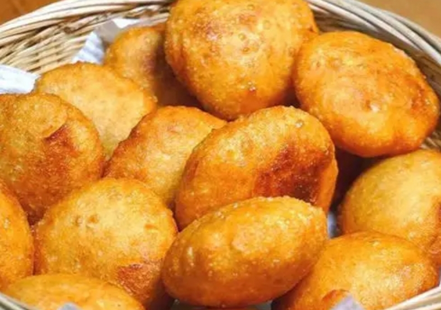 我的美食分享#  软糯酥脆炸糖糕的做法  食材:普通面粉,白糖,开水,黑