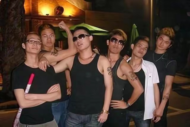 成都军区副司令员傅秉耀路经古镇遭遇歹徒挑衅,将军说:你们欠揍