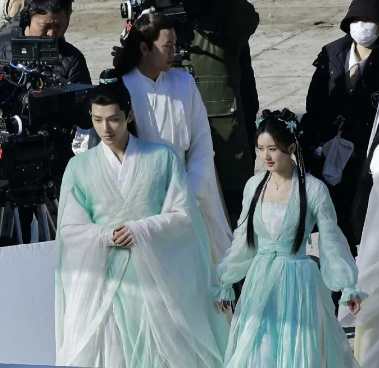 来一波赵露思《神隐》剧中的情侣装[嘿哈]