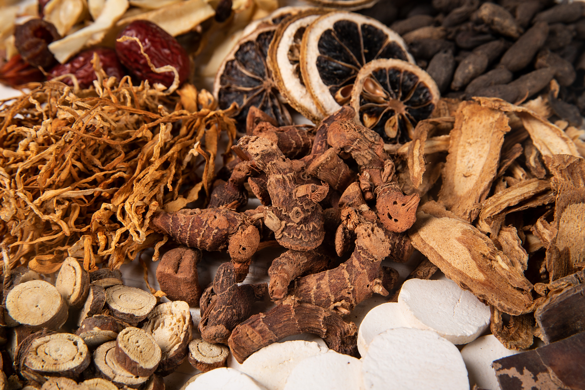 党参和人参都是常见的中药材,它们在中医理论中都具有补气的作用.