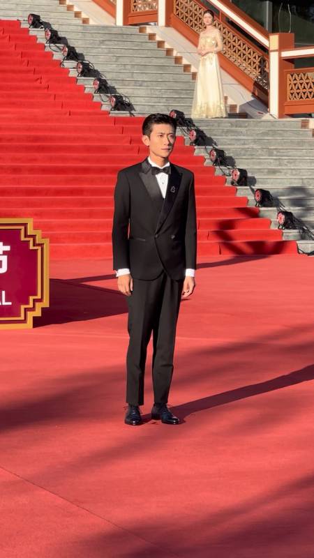 北京国际电影节闭幕红毯#张一山黑色西装亮相红毯,十分帅气-度小视