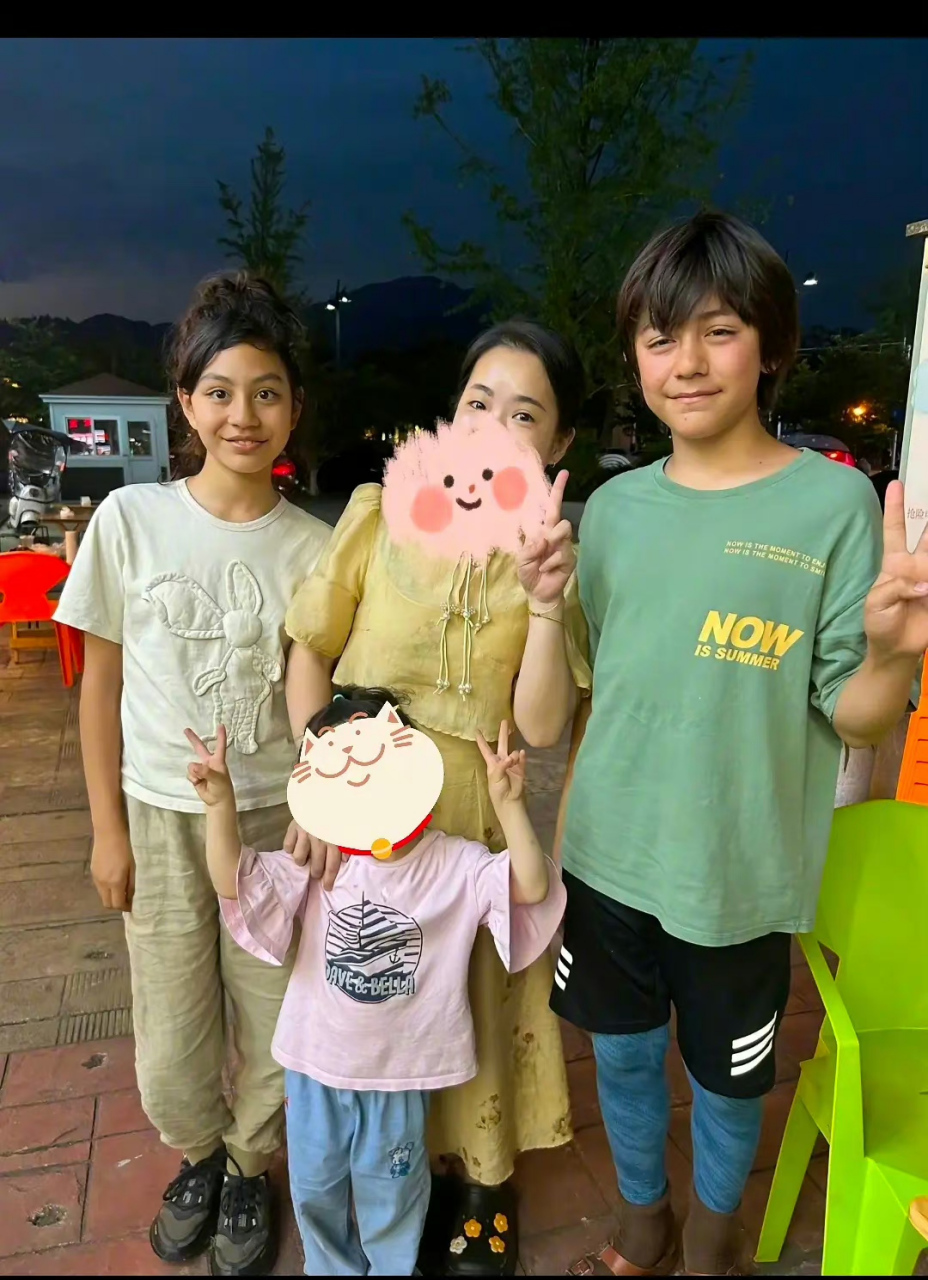 网友偶遇刘烨孩子诺一,霓娜,兄妹俩已经这么高了,俩孩子真是遗传了