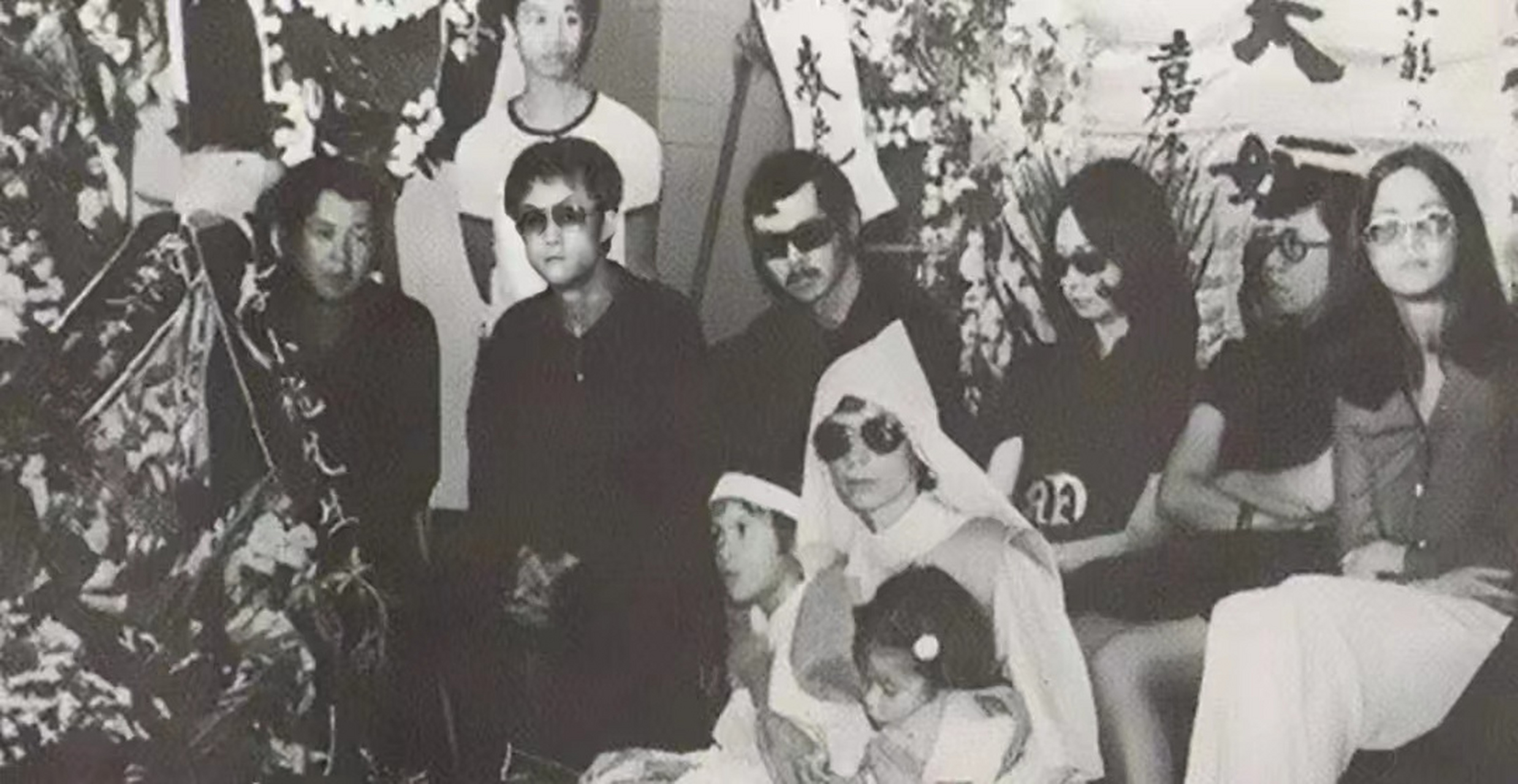 1973年,一代功夫巨星李小龙死后的遗容照.