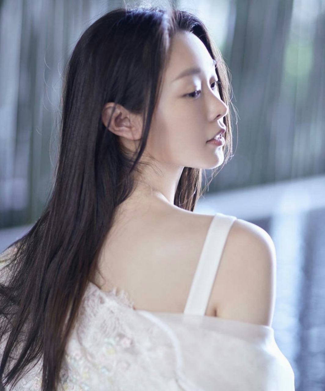 宋轶# 一袭白色吊带裙,宛如在海边踏浪的小仙女,雪肤玉貌,曼妙身姿