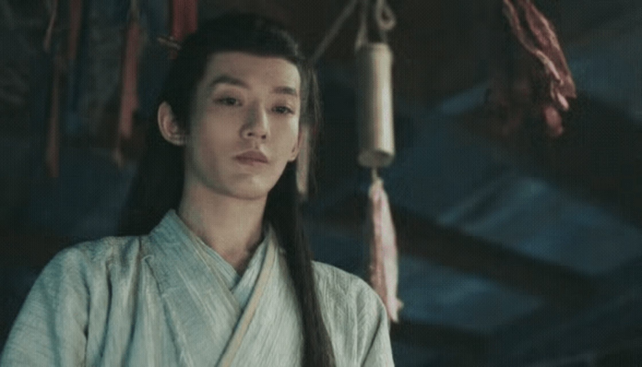 明明相柳咬人时有两颗尖牙齿,原来是故意弄成吻痕,让十七看的.