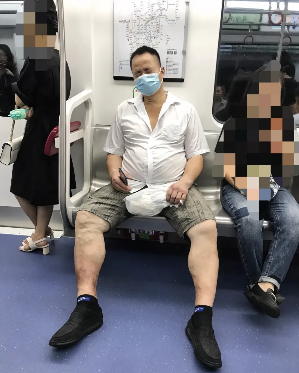 今天在地铁上又看到这位庞大身躯坐2个位置的油腻大叔了.
