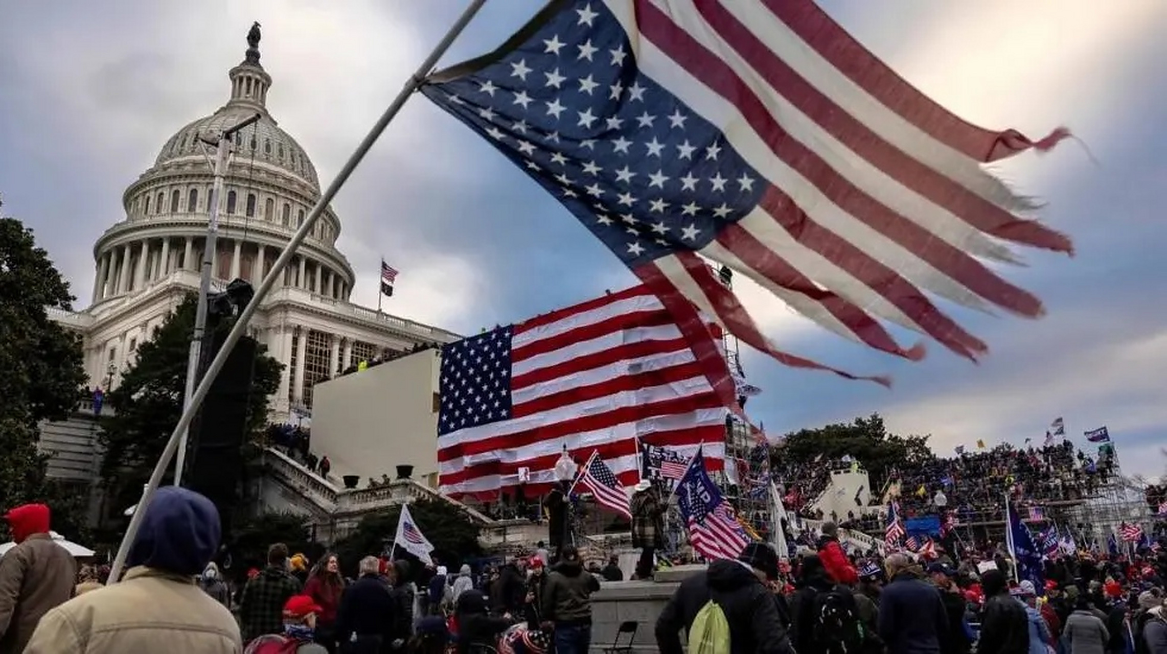 美国给自己的"民主灯塔"和"世界领导者"送一程 近年来,美国的"民主