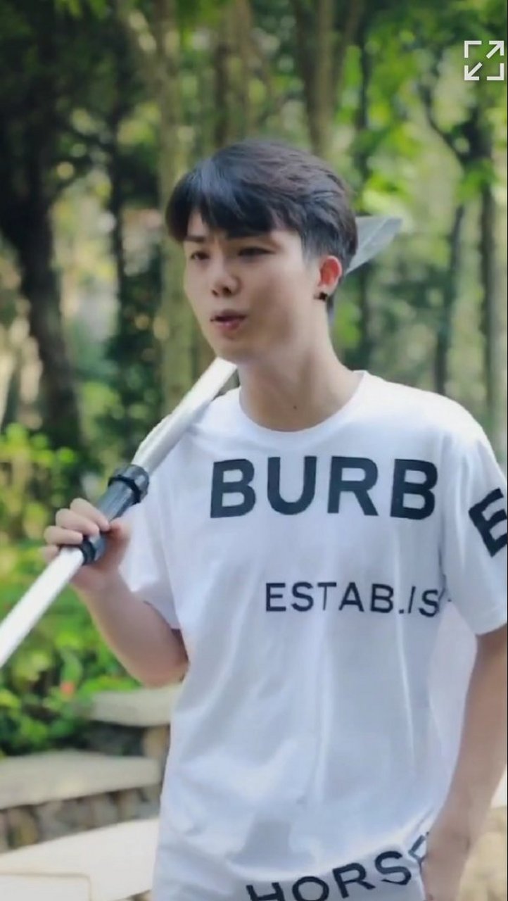 广西网红表哥,原名覃进展 出生于广西贵港市 抖音粉丝1685w,全网粉丝