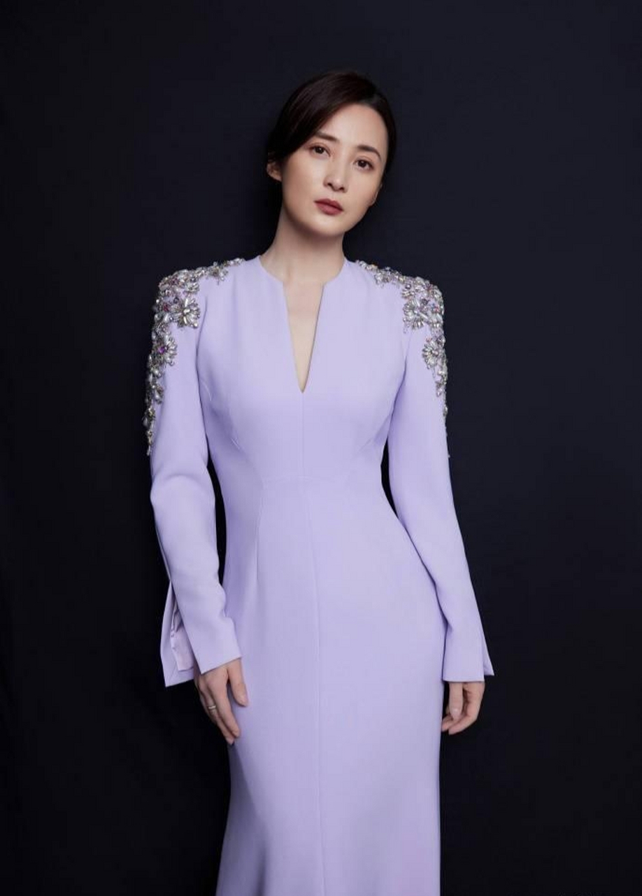 蒋勤勤真美,一袭浅紫色长裙,优雅端庄,大方知性,尽显成熟女性的迷人