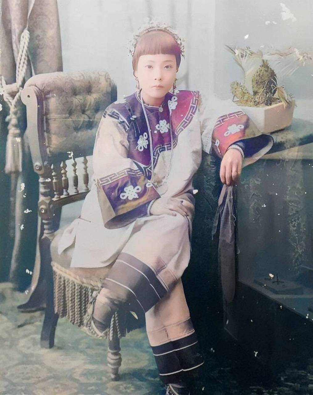 (老照片修复上色)清末的青楼女子照,当时还裹着小脚.