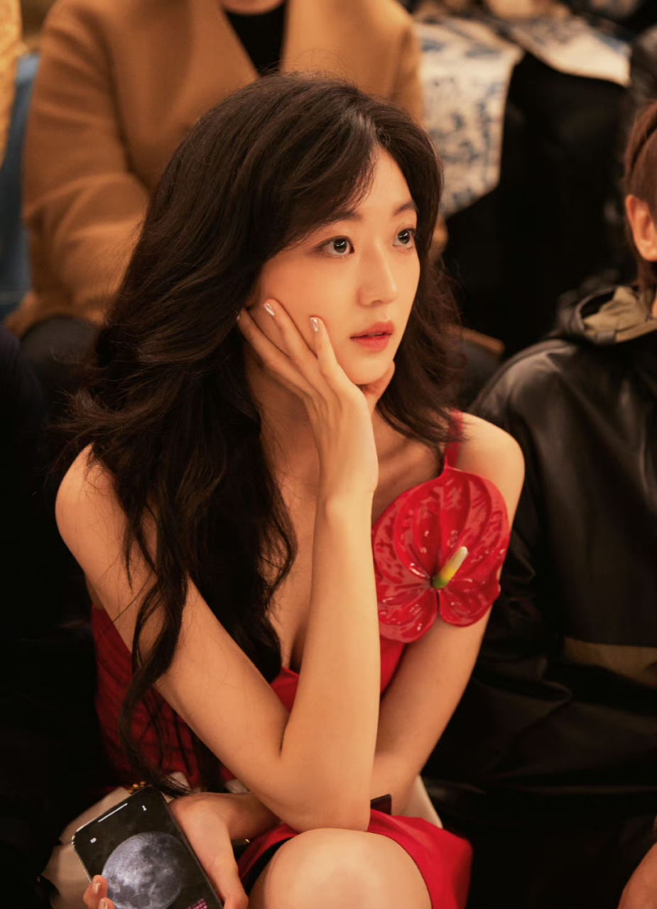 孙千美照,一袭红裙真的是太美丽动人了!#养眼美女