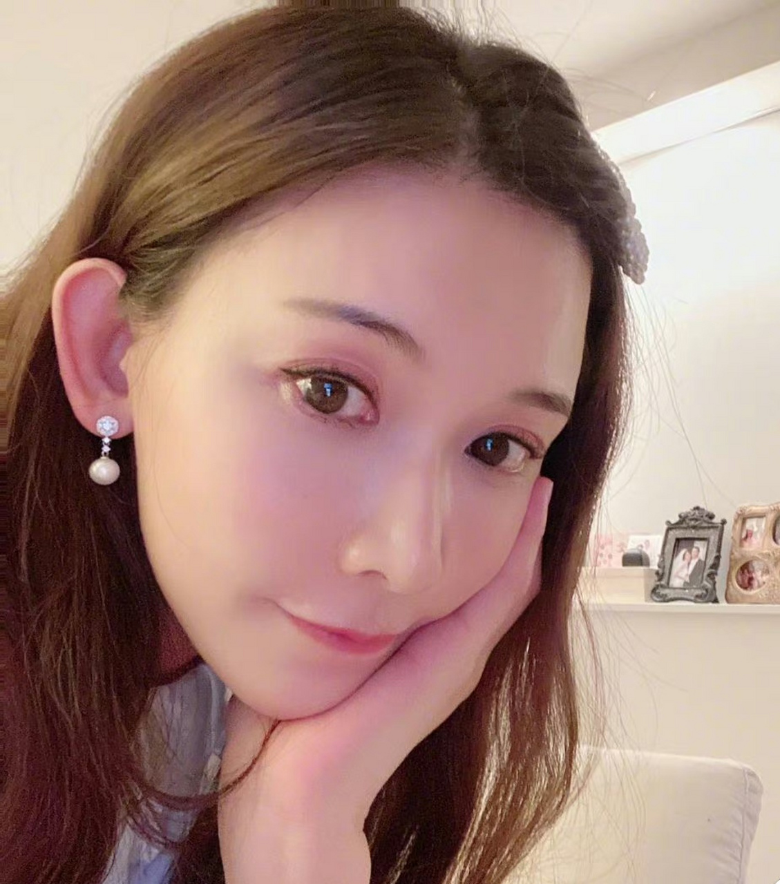 林志玲姐姐是不老女神吧,快50岁了看起来还和30多岁的样貌差不多