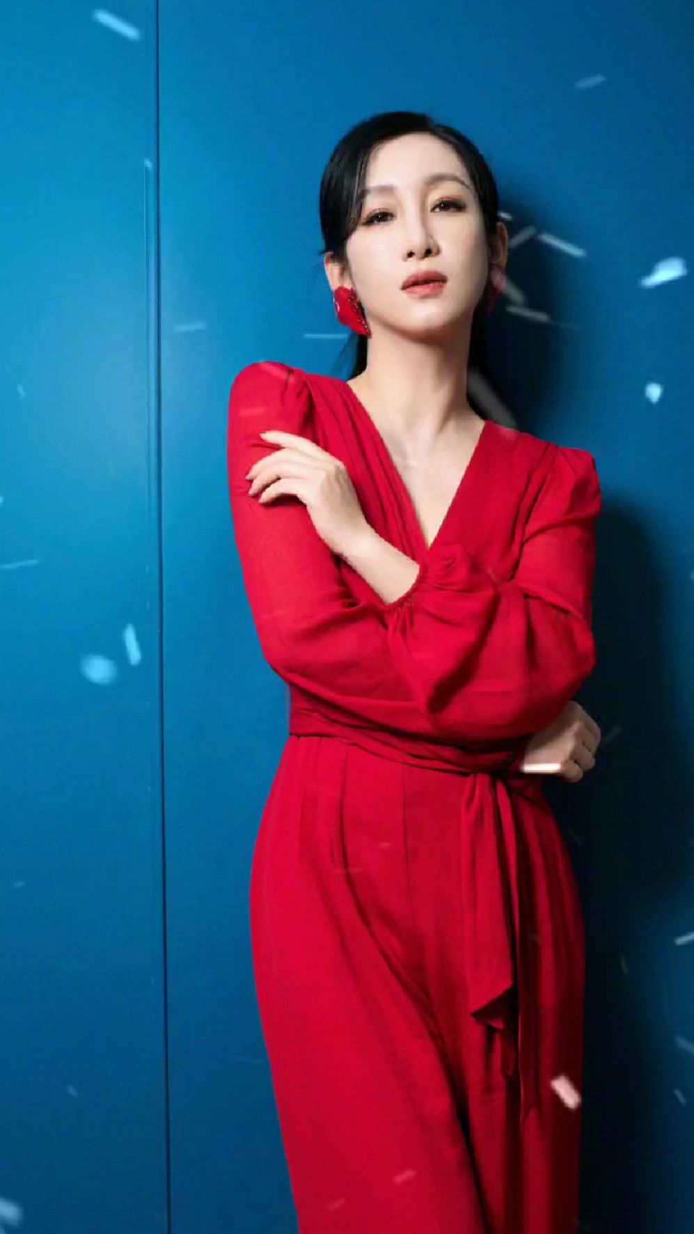 秦海璐的红裙,纯色与v字衣领,更添简约时尚