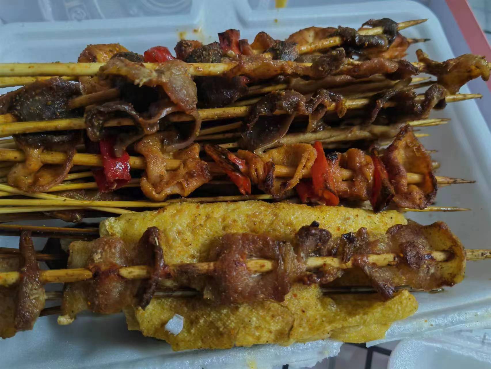 老婆打包回来的烧烤,说是怕我饿了,大爱无疆啊