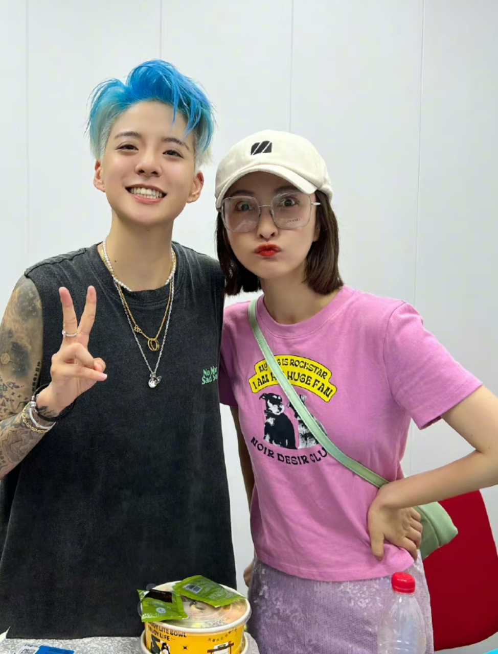 吴昕现身刘逸云amber巡演现场,演出后台合影还有芝芙,三姐妹同框欢乐