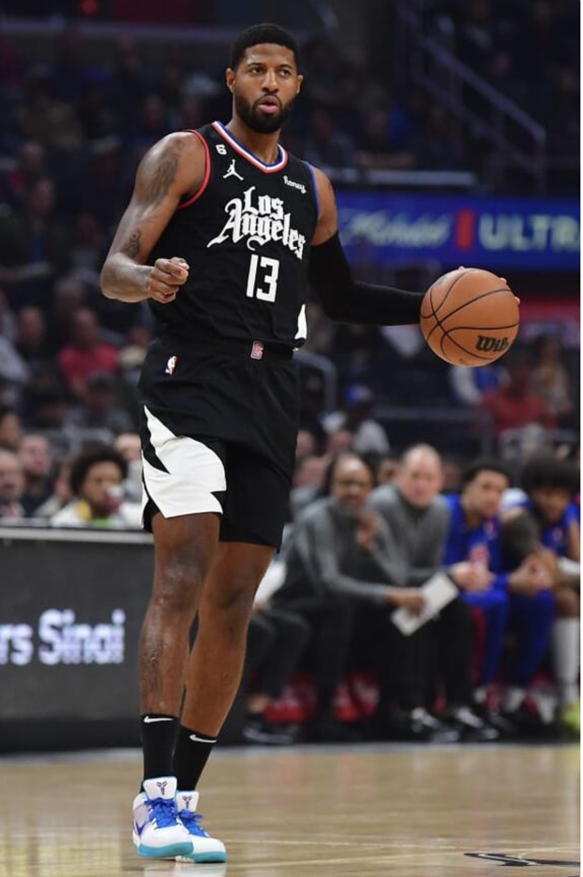 保罗乔治在快船比赛中穿着耐克科比鞋