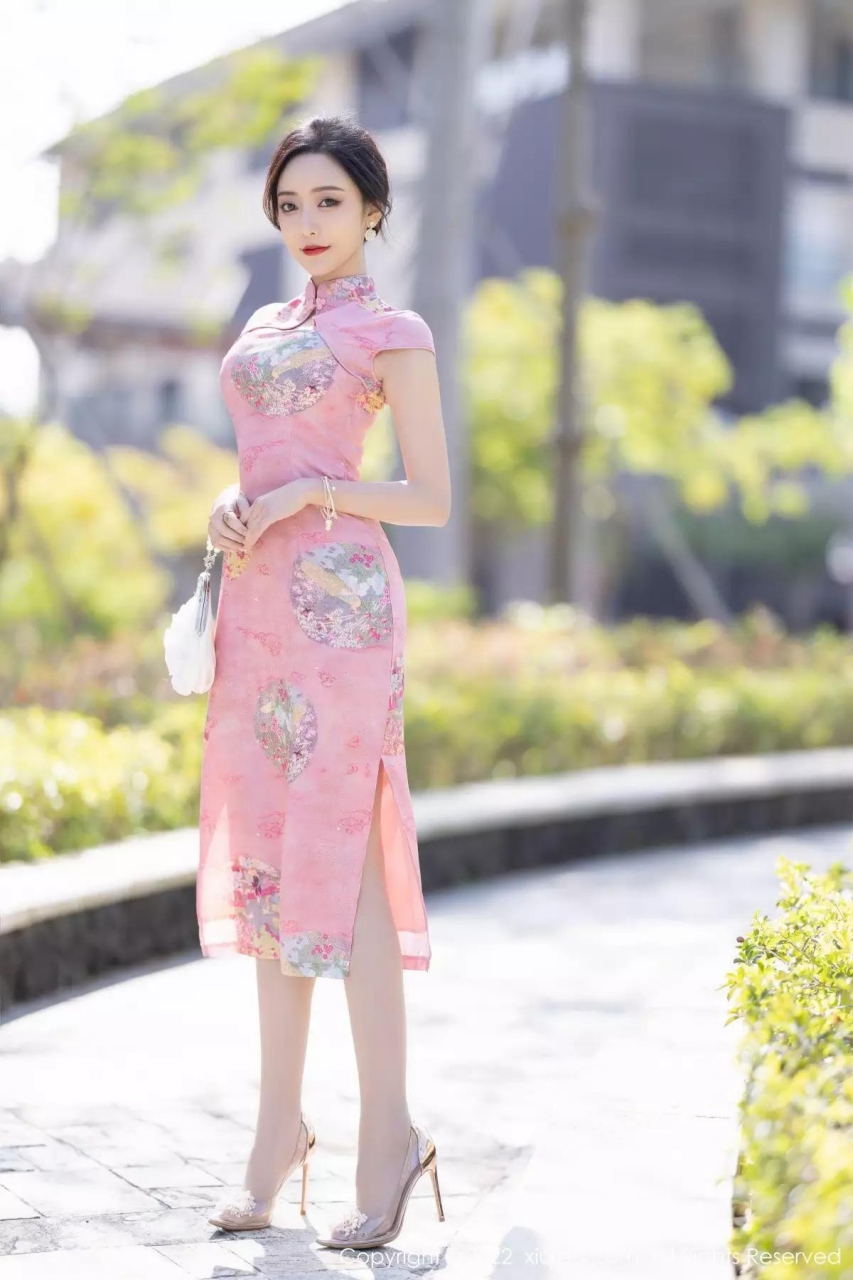 粉红色旗袍 丝袜 高跟鞋