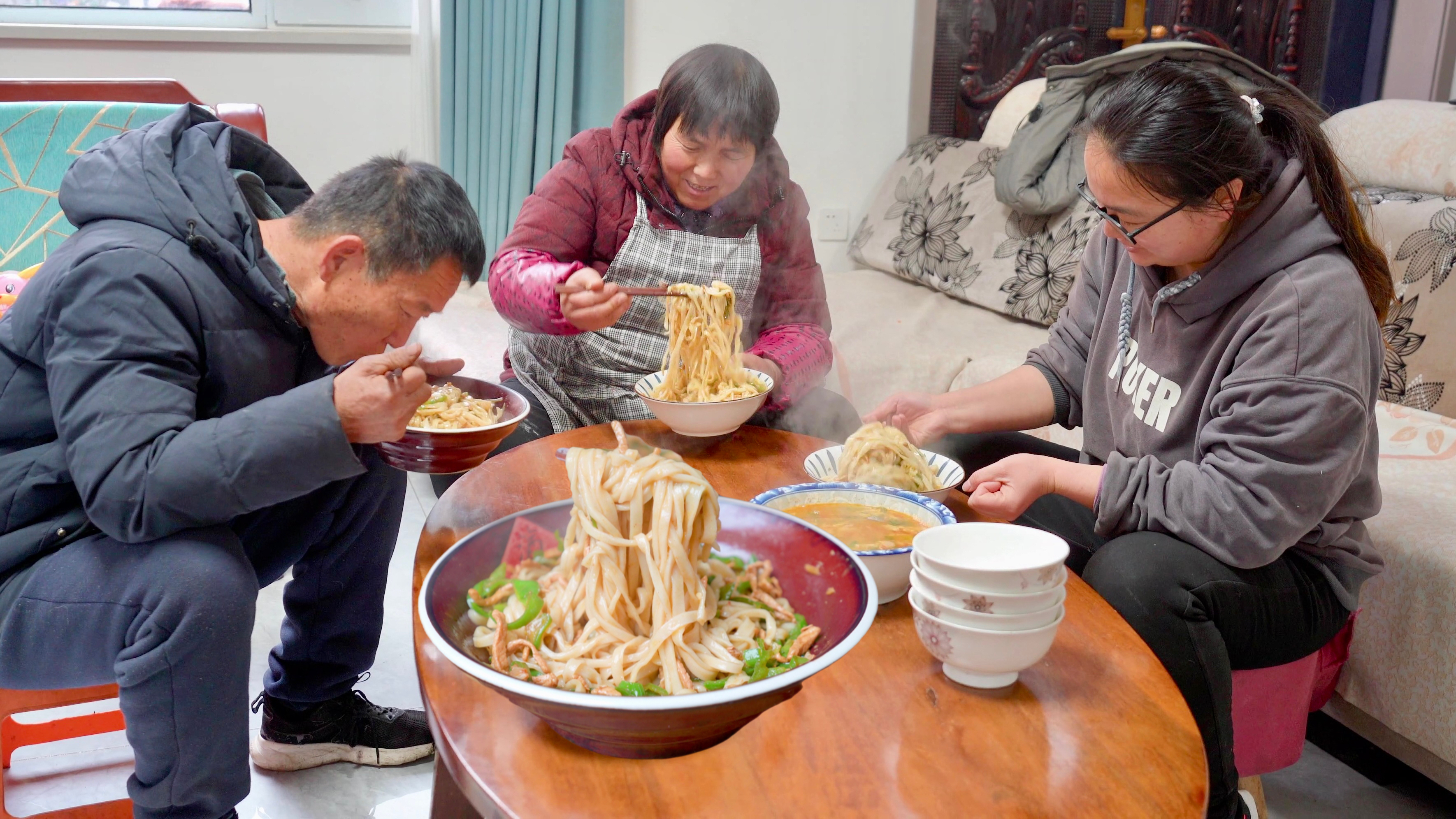 擀一些手擀面，吃顿青椒肉丝拌面，光滑劲道又美味