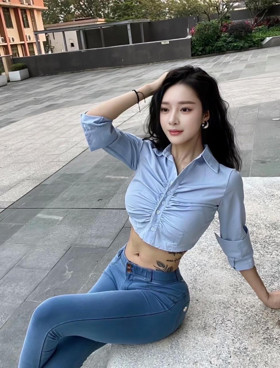 精致的小蛮腰美女,玲珑的曲线展现出靓丽好身材#遇见好身材# #美女