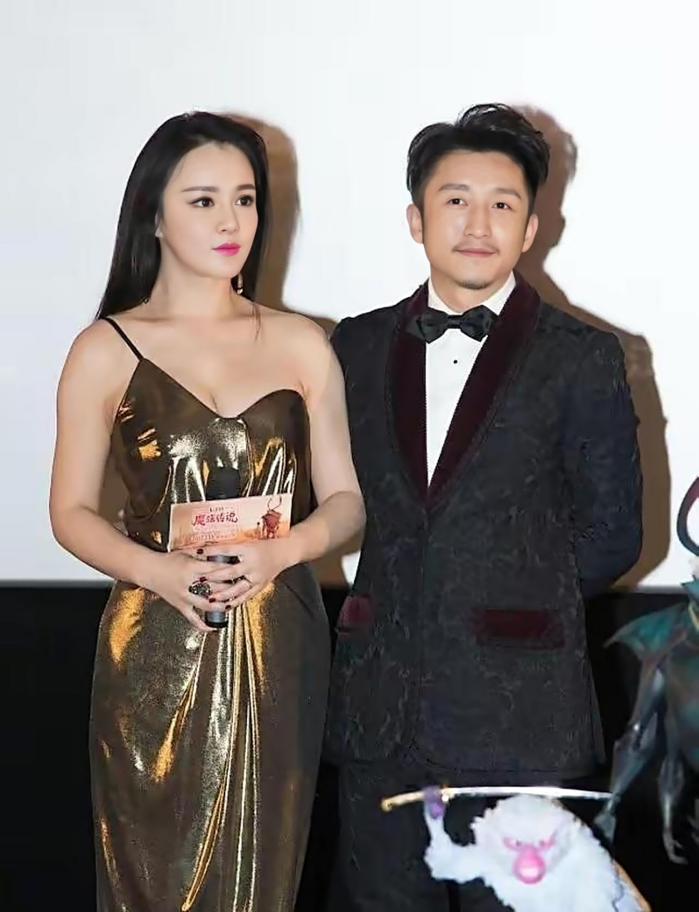 个孩子的冉莹颖身材一点也没走样,还是这么好看,一身"液体裙"亮相红毯