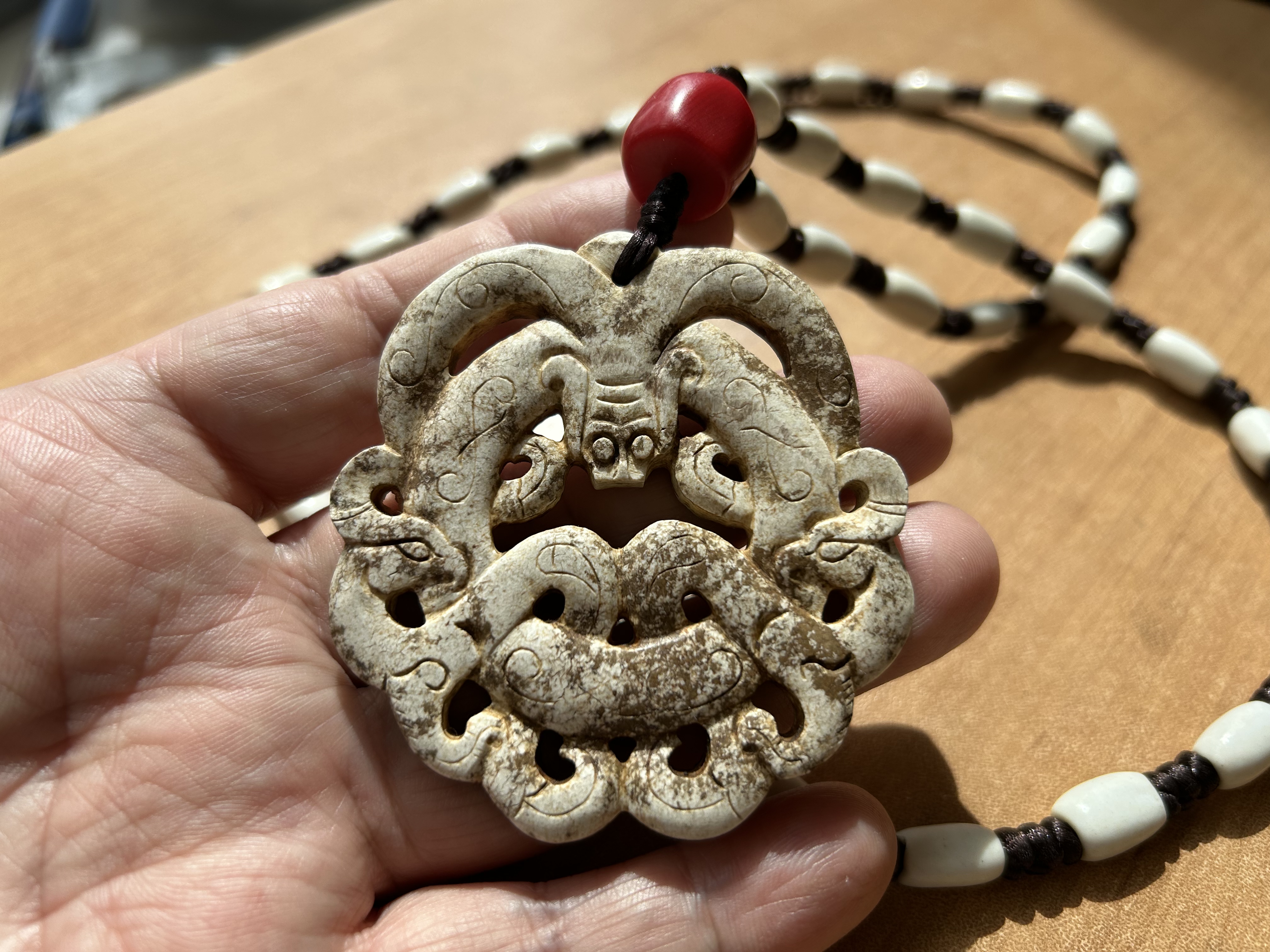 汉高祖刘邦佩戴的一龙戏双凤鸡骨白玉佩原来帝王的玉佩是这样的