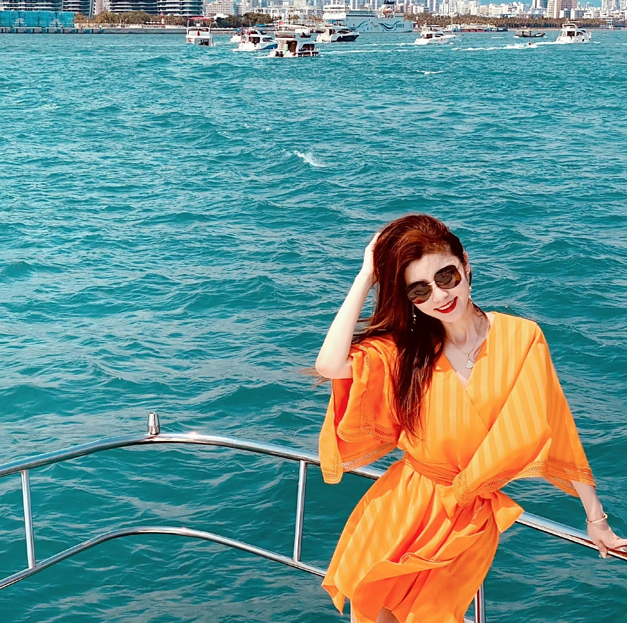 浙江卫视主持人费费  大长腿  光jio丫