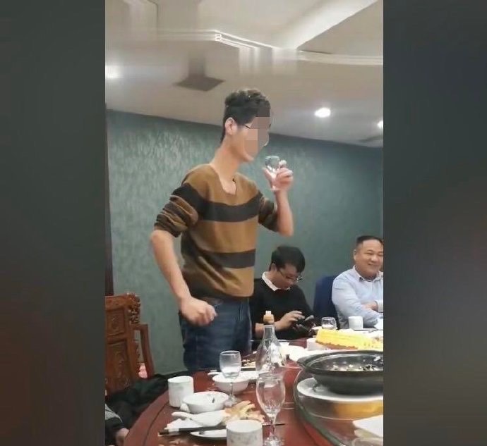 第一次和领导吃饭喝酒没控制住,下面这小伙直接喷了