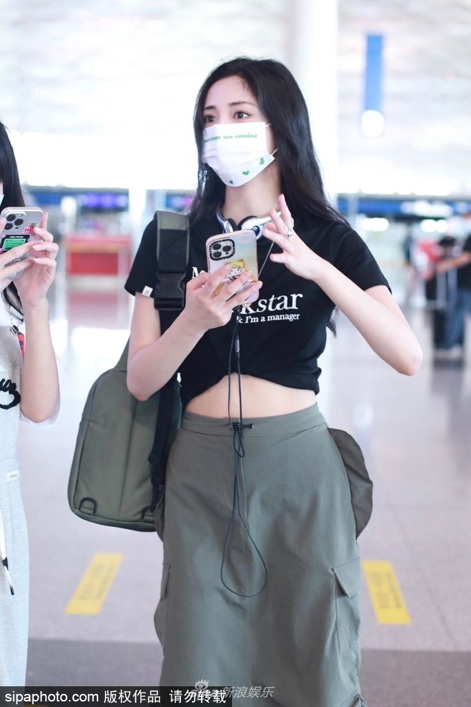 组图:周洁琼穿黑色T恤搭配军绿色长裙亮相小秀蛮腰时髦亮眼