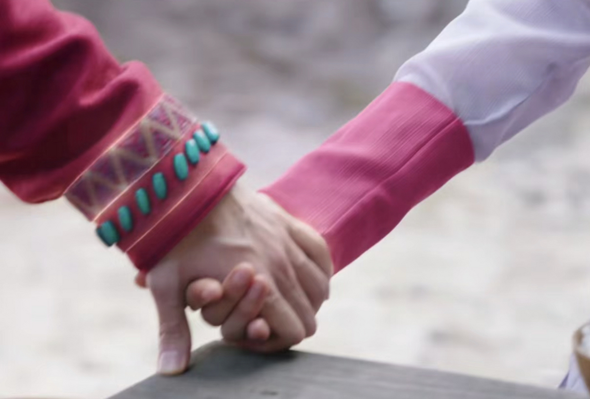 他俩牵手越来越自然了,肢体动作超出了师徒,只是没有说出来而已,啧啧