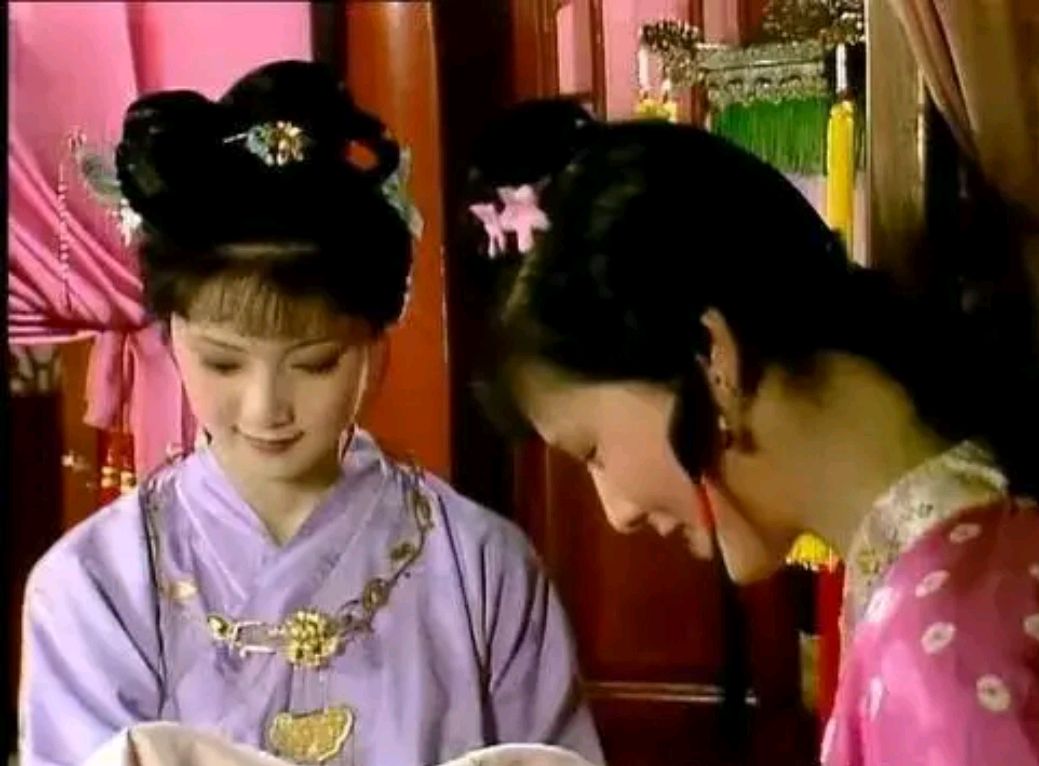 薛宝钗在怡红院里绣鸳鸯,那是强烈地敲打再一次背主求荣的袭人