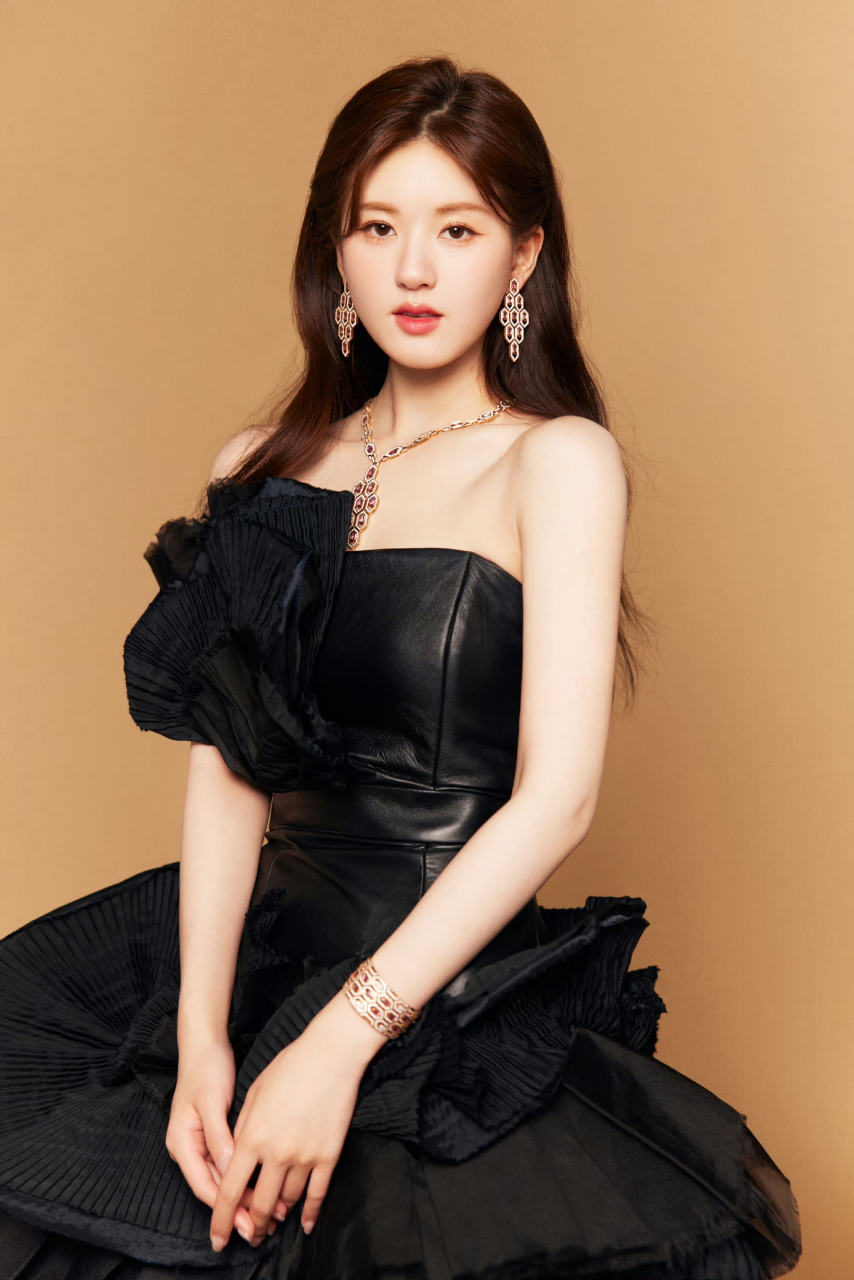 赵露思盛装黑色礼服