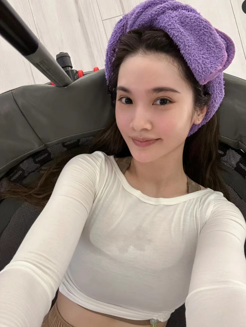 杨丞琳晒运动后的素颜照,她的五官就是天生明星脸,不加修饰也那么好看