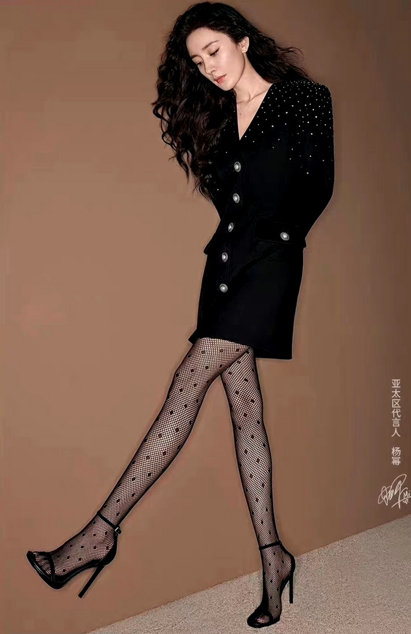 杨幂的黑丝代言很难不爱