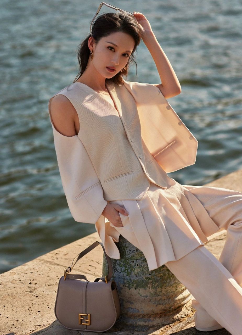 李沁品牌方广告写真. 这身穿搭很有层次感, 戴墨镜更增加了酷感.